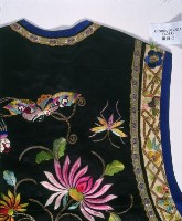 黑緞地大襟彩繡花蝶紋女童馬甲藏品圖，第3張