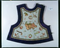 水藍紗羅地圓領彩繡五毒紋緄邊童馬甲藏品圖，第1張