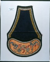 深藍提花緞地彩繡童肚兜片藏品圖，第1張