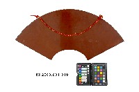 黑漆鑲貝彩繪磨顯日月潭杵歌紋扇形掛飾藏品圖，第2張