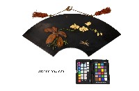 黑漆鑲嵌蝴蝶蘭紋扇型掛飾藏品圖，第1張