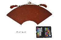 黑漆鑲嵌蝴蝶蘭紋扇型掛飾藏品圖，第2張