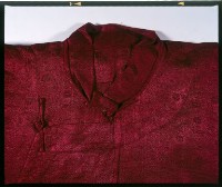 絳紅提花緞地大襟女袍藏品圖，第2張