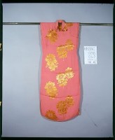 絲質桃紅色地大朵金色提花旗袍藏品圖，第1張