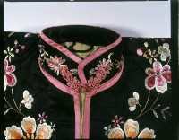 黑緞地立領對襟窄袖彩繡花卉紋女褂藏品圖，第3張