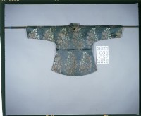 灰藍提花菊花紋錦立領大襟窄袖女衫藏品圖，第1張