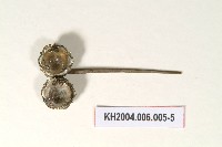 -1：銀錢幣釵、-2及-4：銀鎏金花卉紋簪、 -3：銀花葉紋簪 -5：銀鑲塑料蓮蓬紋簪藏品圖，第5張