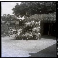 小學生放學後與稻草人共遊戲（草堆歲月）藏品圖，第1張