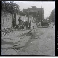 在垃圾堆中找東西的小孩藏品圖，第1張