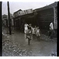 小孩揹小孩藏品圖，第1張