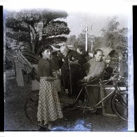 穿著舊式服裝的老人坐三輪車藏品圖，第1張