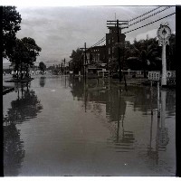高雄市大雨後的陸軍服務社前藏品圖，第1張