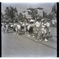 打鼓小學生慶祝光復節（小學生鼓樂隊遊行）藏品圖，第1張