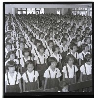 國小新制服（禮堂內的小學生）藏品圖，第1張