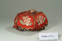 紅緞地吉祥花卉彩繡碗帽藏品圖，第1張