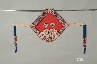 紅棉地生命樹花鳥十字繡肚兜藏品圖，第1張