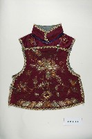 紫紅緞地海水牡丹紋盤金繡童背心藏品圖，第1張