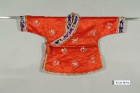 紅緞地花卉彩繡童衣藏品圖，第1張