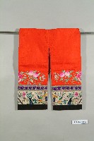 紅緞地花鳥彩繡童褲（開襠褲）藏品圖，第1張