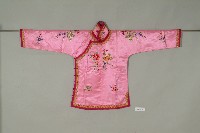 粉紅緞地花卉彩繡女衫藏品圖，第1張