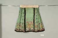 青綠緞地立水龍鳳紋彩繡馬面裙藏品圖，第1張