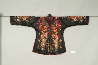 黑緞地彩繡龍鳳紋女褂藏品圖，第1張