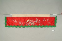 紅緞地梅菊彩繡帳簾藏品圖，第1張