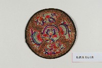 淺綠綢地盤金彩繡花鳥看花片藏品圖，第1張