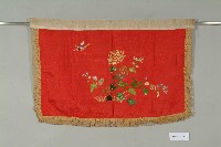 紅綢地蝶戀花彩繡門簾頭藏品圖，第1張
