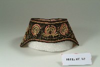 黑棉地花卉彩繡眉勒藏品圖，第1張