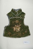 綠緞地牡丹紋盤金繡童背心藏品圖，第1張