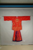 -1紅綢地盤金繡新娘蟒衣、-2紅綢地龍鳳紋盤金繡馬面裙藏品圖，第1張