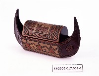 木雕彩繪原住民圖紋煙具組（四方形托盤、船型煙盒、圓型煙灰缸、半圓型火柴架）藏品圖，第2張