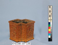 方勝形醬黃釉筆筒藏品圖，第2張