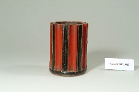 紅黑菱紋花瓣木刻筆筒藏品圖，第1張