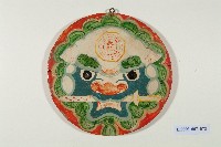 紅底彩繪圓形劍獅獸牌藏品圖，第1張