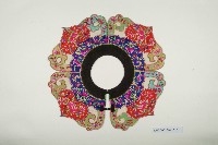 五彩綢地如意心型彩繡圍涎藏品圖，第1張