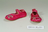 桃紅緞地彩繡女童鞋藏品圖，第1張