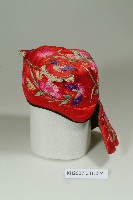 紅緞地喜鵲牡丹彩繡風帽藏品圖，第1張