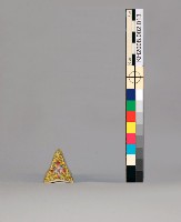 琺瑯彩黃地纏枝番蓮花紋瓷筆山藏品圖，第3張