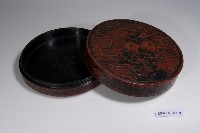 朱漆戧刻錦地菊花紋圓盒藏品圖，第3張
