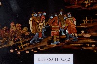 磨顯填漆原住民舞踊紋扇形掛飾藏品圖，第3張