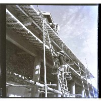 抬瓦片的工人藏品圖，第1張