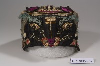 黑緞地橄欖綠頂立體雙虎造型童帽藏品圖，第2張