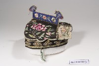 黑緞地脊厝雙鹿立體造型童帽藏品圖，第3張