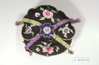 黑緞地如意花瓣形彩繡童帽藏品圖，第2張