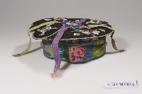 黑緞地如意花瓣形彩繡童帽藏品圖，第3張