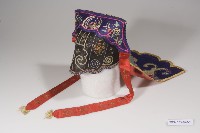 五彩緞地鳳凰長壽彩繡風帽藏品圖，第3張