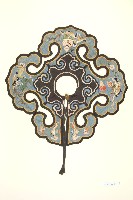 藍緞地如意雲型彩繡圍涎藏品圖，第1張