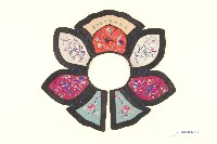 五彩緞地複瓣造型彩繡圍涎藏品圖，第1張